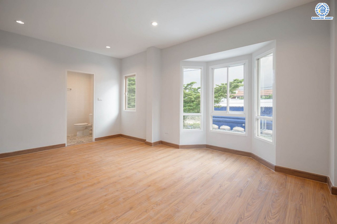 บ้านมือสองตกแต่งใหม่ โครงการ มณีรินทร์พาร์ค รัตนาธิเบศร์-ท่าอิฐ แบรนด์ Property Perfect เนื้อที่ 59.4 ตร.ว. ฟังก์ชัน 3 ห้องนอน 3 ห้องน้ำ จอดรถได้ 2 คัน บนทำเลศักยภาพ เชื่อมต่อทั้ง ถนนรัตนาธิเบศร์ และถนนราชพฤกษ์ ใจกลาง 2 เซ็นทรัลฯ ใกล้ทางด่วน "งามวงศ์วาน" และรถไฟฟ้า "สถานีบางรักน้อยท่าอิฐ"...